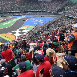 Espectadores observan el Gran Premio de México de Fórmula Uno en el autódromo Hermanos Rodríguez en la Ciudad de México. | Foto:RODRIGO ARANGUA / AFP