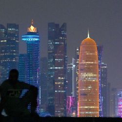 La gente se sienta en la cornisa de Doha, antes del torneo de fútbol de la Copa Mundial de la FIFA Qatar 2022. | Foto:GABRIEL BOUYS / AFP