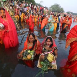 Los devotos participan en un ritual para adorar al sol durante el festival hindú de Chhath Puja en un lago en Chandigarh, India. | Foto:AFP