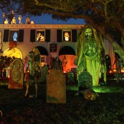 Una casa en el barrio de Hancock Park de Los Ángeles, California, está decorada para la fiesta anual de Halloween. | Foto:DAVID SWANSON / AFP