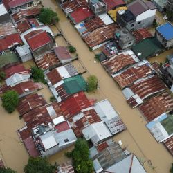 Una vista aérea muestra casas inundadas en Capitol Hills en Alibagu, provincia de Isabela, después de que la tormenta tropical Nalgae azotara la región. - El número de muertos por la tormenta que azotó a Filipinas ha aumentado a 98, dijo la agencia nacional de desastres, con pocas esperanzas de encontrar sobrevivientes en las zonas más afectadas. | Foto:AFP