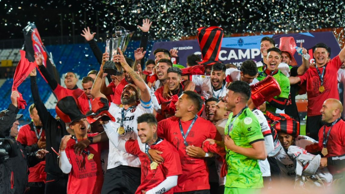 Patronato's players celebrate claiming the Copa Argentina 2022 title.