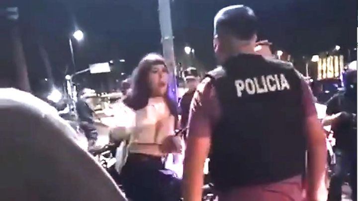 Un agente golpea a una mujer en un control policial