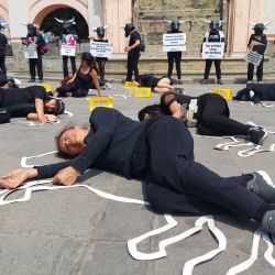Activistas de los colectivos 'Acho sin toros' y 'Perú Antitaurino' actúan con siluetas de toros muertos en rechazo a la tauromaquia, cerca de la plaza de toros de Acho en Lima, durante la Feria Taurina del Señor de Los Milagros. | Foto:CARLOS MANDUJANO / AFP