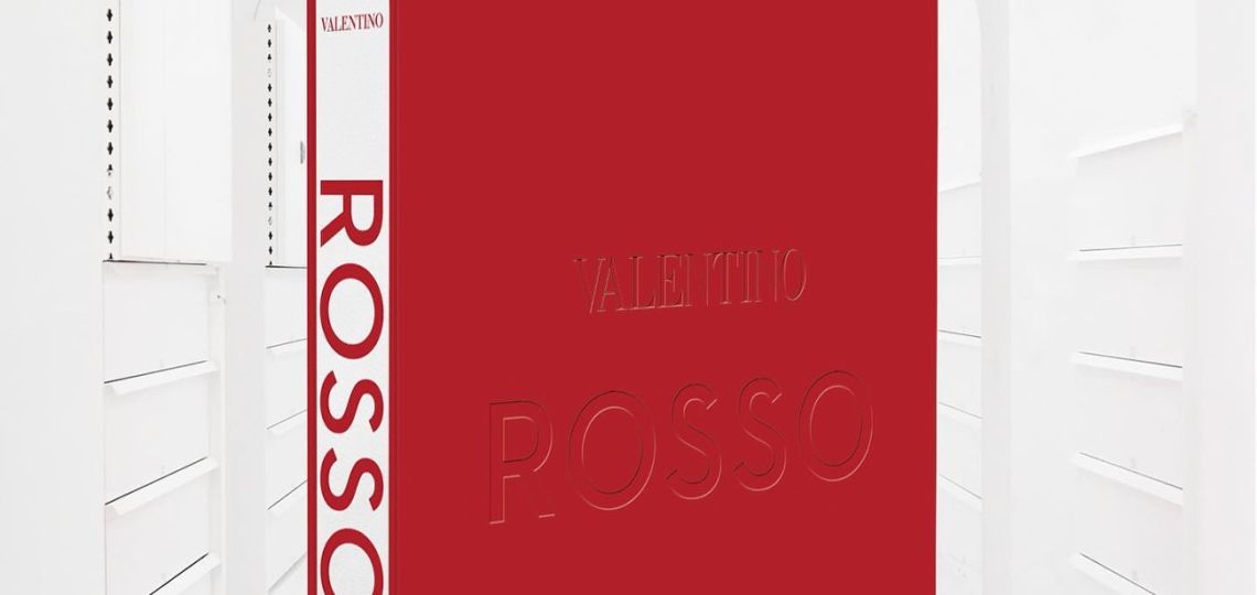 Valentino Rosso: el libro de moda que rinde homenaje al emblemático color del diseñador 