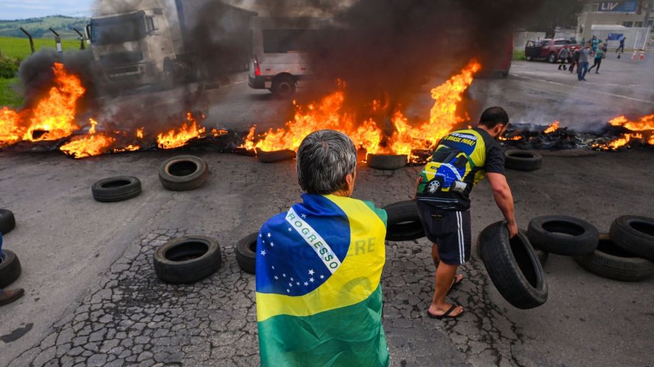Pro Bolsonaro Truck Drivers Block Roads After Election Defeat