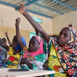 Alumnos asisten a una clase en una escuela creada cerca de un lugar para desplazados en las afueras de Ouallam, Níger. - En Níger han cerrado 817 escuelas con un total de 72.421 alumnos, de los cuales 34.464 son niñas, principalmente en la región de Tillabéri, esta zona llamada "de las tres fronteras" entre Malí, Níger y Burkina Faso. | Foto:BOUREIMA HAMA / AFP