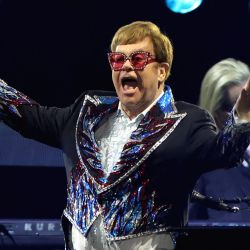 El artista discográfico Elton John hace un gesto al público después de interpretar la canción "Tiny Dancer" durante una parada de la gira Farewell Yellow Brick Road: The Final Tour en el Allegiant Stadium en Las Vegas, Nevada. | Foto:Ethan Miller/Getty Images/AFP