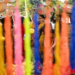 La gente compra artículos que se utilizan como ofrendas religiosas antes del festival hindú Chhath Puja en un mercado de Nueva Delhi, India. | Foto:Sajjad Hussain / AFP