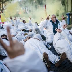 Los participantes actúan y protestan contra el supuesto uso de armas químicas por parte de Turquía durante una manifestación kurda en La Haya. | Foto:Bart Maat / ANP / AFP