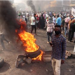 Manifestantes sudaneses antigolpe bloquean una carretera durante una manifestación en la capital, Jartum. - Las fuerzas de seguridad dispararon gases lacrimógenos cuando miles de manifestantes salieron a las calles de la capital sudanesa para exigir el retorno a un gobierno civil, según los corresponsales de la AFP. | Foto:AFP