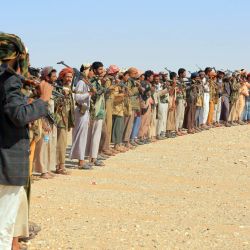 Miembros de la tribu yemení Bakil participan en una protesta para exigir la liberación de su líder, el jeque Amin al Akimi, ex gobernador de Al Jawf, retenido por Arabia Saudí, en las afueras de la ciudad de Marib, en el noreste de Yemen. | Foto:AFP