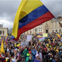 Personas marchan para protestar contra una reforma tributaria propuesta por el gobierno del presidente izquierdista Gustavo Petro, en Bogotá, Colombia. | Foto:Raúl Arboleda / AFP