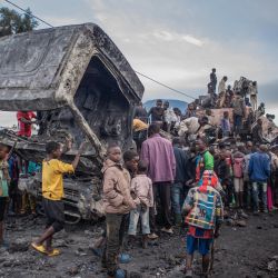 Residentes desmantelan un vehículo perteneciente a la Misión de Estabilización de las Naciones Unidas en la República Democrática del Congo (MONUSCO) en Kanyaruchinya, parte del territorio de Nyiragongo en la República Democrática del Congo, después de que fuera incendiado durante la noche por residentes furiosos. | Foto:Aubin Mukoni / AFP