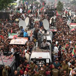 Simpatizantes del ex primer ministro de Pakistán, Imran Khan, participan en una marcha antigubernamental hacia la capital, Islamabad, en demanda de elecciones anticipadas, en Gujranwala. | Foto:ARIF ALI / AFP