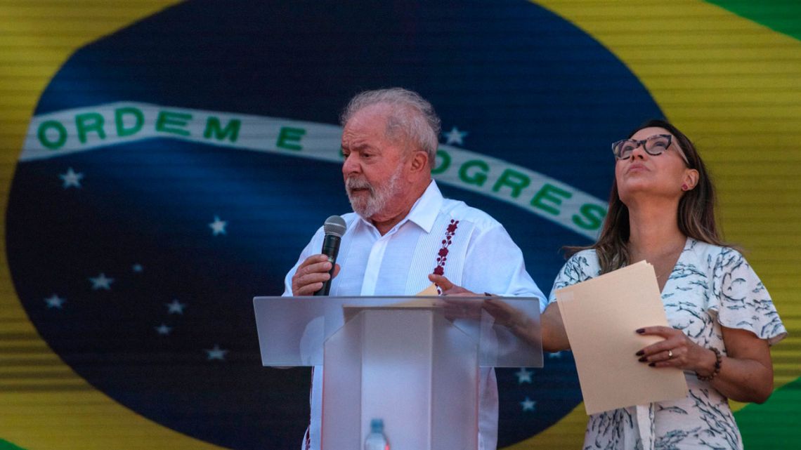 Luiz Inácio Lula da Silva with his wife Rosangela da Silva. Seen as his possible successor, she attended numerous campaign events with her husband. 