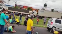 Un conductor pasó por arriba con su auto y arrolló a los manifestantes bolsonaristas 20221102