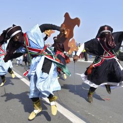 Argelinos vestidos con trajes tradicionales participan en un desfile para conmemorar el aniversario de la revolución argelina, en la capital Argel. | Foto:FETHI BELAID / AFP