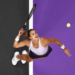 Aryna Sabalenka, de Bielorrusia, sirve contra Maria Sakkari, de Grecia, en su partido de la fase de grupos de individuales femeninos durante las Finales WTA 2022, que forman parte del Hologic WTA Tour, en el Dickies Arena en Fort Worth, Texas. | Foto:Tom Pennington/Getty Images/AFP