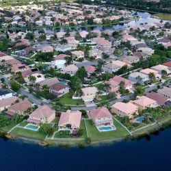 En esta vista aérea, se muestran casas unifamiliares en un barrio residencial en Miramar, Florida. | Foto:Joe Raedle/Getty Images/AFP
