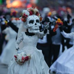 Imagen de artistas participando en el Desfile de Día de Muertos, en el Centro Histórico de la Ciudad de México, capital de México. | Foto:Xinhua/Francisco Cañedo