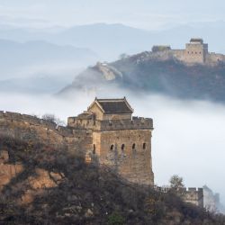 Imagen de la sección Jinshanling de la Gran Muralla en medio de las nubes, en el distrito de Luanping, provincia de Hebei, en el norte de China. | Foto:Xinhua/Zhou Wanping