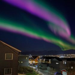 Las auroras boreales se ven sobre Tromsoe, Noruega. | Foto:Rune Stoltz Bertinussen / NTB / AFP