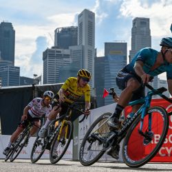 El ciclista danés Jonas Vingegaard, el ciclista británico Chris Froome y el ciclista británico Mark Cavendish corren alrededor de una curva durante la primera carrera del Tour de Francia Criterium de Singapur en Singapur. | Foto:ROSLAN RAHMAN / AFP