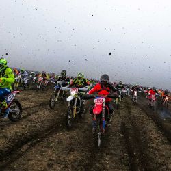 Los pilotos compiten durante la 39ª edición de la carrera de motos de enduro Gotland Grand National (GGN) en el campo de tiro de Tofta, cerca de Visby, en la isla de Gotland, Suecia. | Foto:JONATHAN NACKSTRAND / AFP