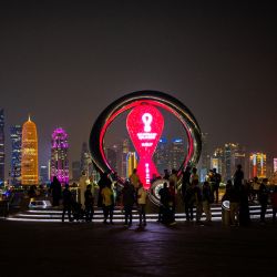 Los visitantes se reúnen en el reloj de la cuenta atrás de la Copa Mundial de la FIFA en Doha, antes del torneo de fútbol de la Copa Mundial de la FIFA Qatar 2022. | Foto:Jewel Samad / AFP