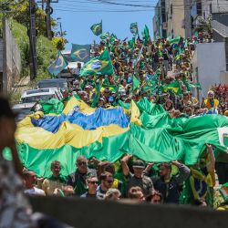 Simpatizantes del presidente brasileño Jair Bolsonaro marchan hacia el cuartel del 63º Batallón de Infantería para pedir una intervención federal en Estreito, en la región metropolitana de Florianópolis, estado de Santa Catarina, Brasil. | Foto:Anderson Coelho / AFP