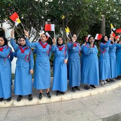 Unas niñas ondean las banderas de Bahrein y de la Santa Sede durante una ceremonia de recepción que espera la llegada del Papa Francisco durante su visita a Manama, la capital de Bahrein. | Foto:MUMEN KHATIB / AFP