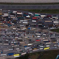 Vista aérea que muestra a los partidarios del presidente Jair Bolsonaro, principalmente camioneros, bloqueando la autopista Castelo Branco, en las afueras de Sao Paulo, Brasil. | Foto:CAIO GUATELLI / AFP
