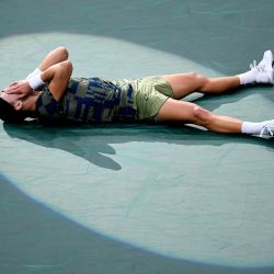 El danés Holger Rune celebra tras ganar su partido de tenis individual masculino contra el serbio Novak Djokovic, en la séptima jornada del ATP World Tour Masters 1000 - Masters de París. | Foto:JULIEN DE ROSA / AFP