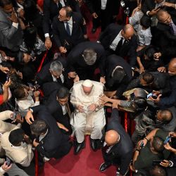 El Papa Francisco sale de la Catedral de Nuestra Señora de Arabia en Awali, al sur de la capital de Bahrein, Manama. | Foto:MARCO BERTORELLO / AFP