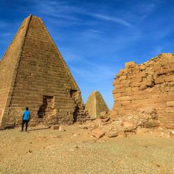Esta foto muestra una vista de las pirámides de Jebel Barkal, que sirvieron de cementerio real durante el Reino Meroítico (siglo III-1 a.C.) en el Estado Norte de Sudán, en la Nubia sudanesa. | Foto:ASHRAF SHAZLY / AFP
