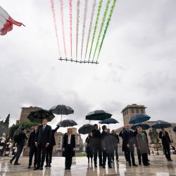 La primera ministra italiana, Giorgia Meloni, asiste a una ceremonia para celebrar el Día de la Unidad Nacional y de las Fuerzas Armadas del país, en Roma, Italia. | Foto:Xinhua/Str
