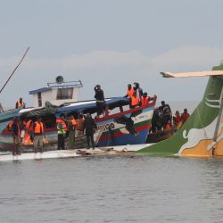 Los rescatadores buscan supervivientes después de que un vuelo de Precision Air que transportaba a 43 personas se precipitara al lago Victoria cuando intentaba aterrizar en la ciudad lacustre de Bukoba, Tanzania. | Foto:SITIDE PROTASE / AFP