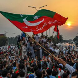Partidarios del ex primer ministro pakistaní Imran Khan, participan en una protesta mientras bloquean la carretera principal un día después del intento de asesinato de Khan, en Peshawar. | Foto:ABDUL MAJEED / AFP