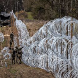 Soldados polacos construyen una valla de alambre de concertina en la frontera polaco-rusa en la región de Kaliningrado Oblast, Zerdziny, al noreste de Polonia. - El gobierno polaco anunció la construcción de una valla a lo largo de la frontera con el exclave ruso de Kaliningrado para evitar los cruces ilegales. | Foto:WOJTEK RADWANSKI / AFP