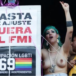 Una mujer participa en la 31ª Marcha del Orgullo LGBT en Buenos Aires. - Una multitud participó en la 31ª Marcha del Orgullo LGBT, con calles y avenidas llenas y abanderadas con los colores del arco iris, en un ambiente de celebración, pero también de reivindicación de derechos pendientes. | Foto:ALEJANDRO PAGNI / AFP