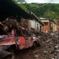 Vista de las casas destruidas por un deslizamiento de tierra tras las fuertes lluvias en el sector Valle Verde de Puerto La Cruz, estado de Anzoátegui, Venezuela. | Foto:CARLOS LANDAETA / AFP