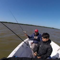 En el Paraná Bravo, dos niños tuvieron la grata experiencia de pescar bagres y patíes junto a nuestro experimentado colaborador Luis María Bruno. 