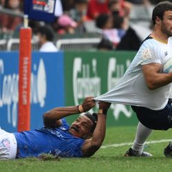 José Iruleguy de Uruguay es agarrado por Jefferson Lee Joseph de Francia en el segundo día del torneo de rugby Seven de Hong Kong. | Foto:PETER PARKS / AFP