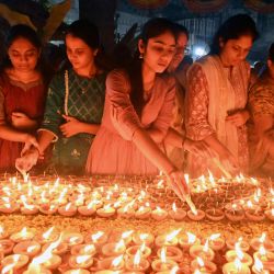 Los devotos encienden las tradicionales lámparas de aceite mientras celebran el festival hindú de 'Dev Deepawali' fuera de un templo en Hyderabad, India. | Foto:NOAH SEELAM / AFP