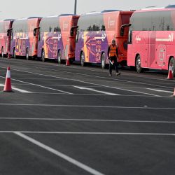Un hombre dirige los autobuses en un estacionamientode Doha, antes del torneo de fútbol de la Copa Mundial de la FIFA Qatar 2022. | Foto:GABRIEL BOUYS / AFP