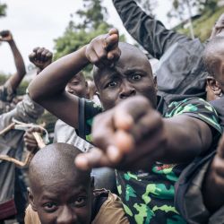 Voluntarios que quieren unirse al ejército congoleño posan para una fotografía durante una sesión de reclutamiento en Goma. - Se han reanudado los combates entre el ejército congoleño y el M23, supuestamente respaldado por el ejército ruandés. En las últimas dos semanas, el M23 ha duplicado el tamaño del territorio bajo su control, acercándose a 30 kilómetros de Goma, la capital provincial de más de un millón de habitantes que se encuentra en la frontera con Ruanda. | Foto:ALEXIS HUGUET / AFP