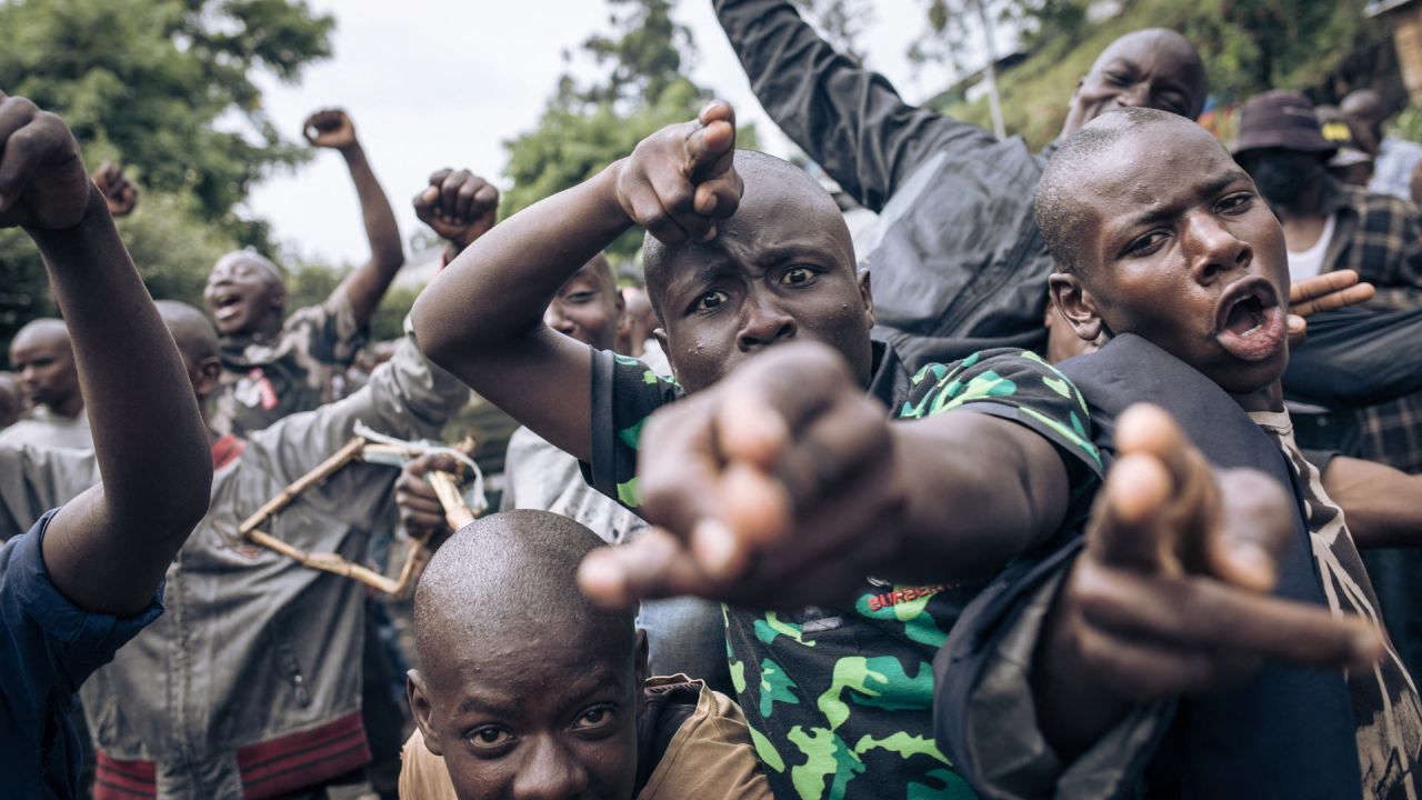 Voluntarios que quieren unirse al ejército congoleño posan para una fotografía durante una sesión de reclutamiento en Goma. - Se han reanudado los combates entre el ejército congoleño y el M23, supuestamente respaldado por el ejército ruandés. En las últimas dos semanas, el M23 ha duplicado el tamaño del territorio bajo su control, acercándose a 30 kilómetros de Goma, la capital provincial de más de un millón de habitantes que se encuentra en la frontera con Ruanda. | Foto:ALEXIS HUGUET / AFP