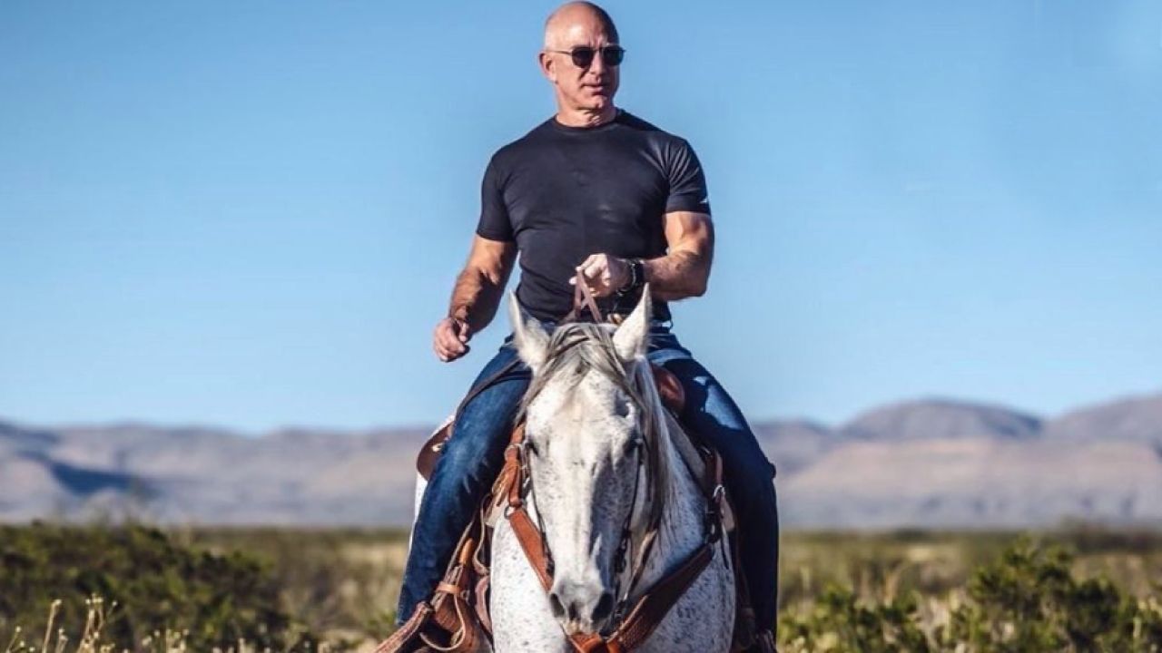 Jeff Bezos, dueño de Amazon, a caballo en su rancho en Texas.  | Foto:CEDOC