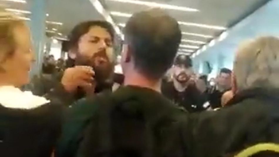 Increpan a Juan Grabois en Ezeiza 20221107